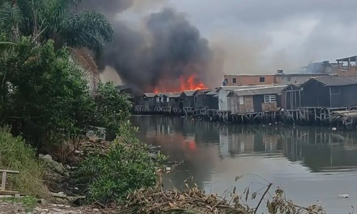 Incêndio atinge maior favela sobre palafitas em Santos