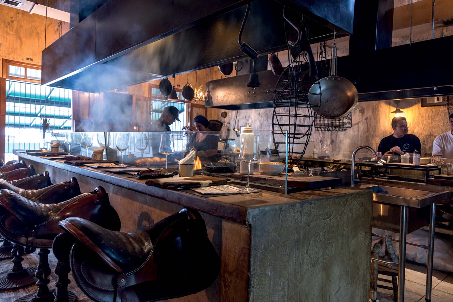 No Grindhouse Braserito, os clientes se acomodam em selas de montaria