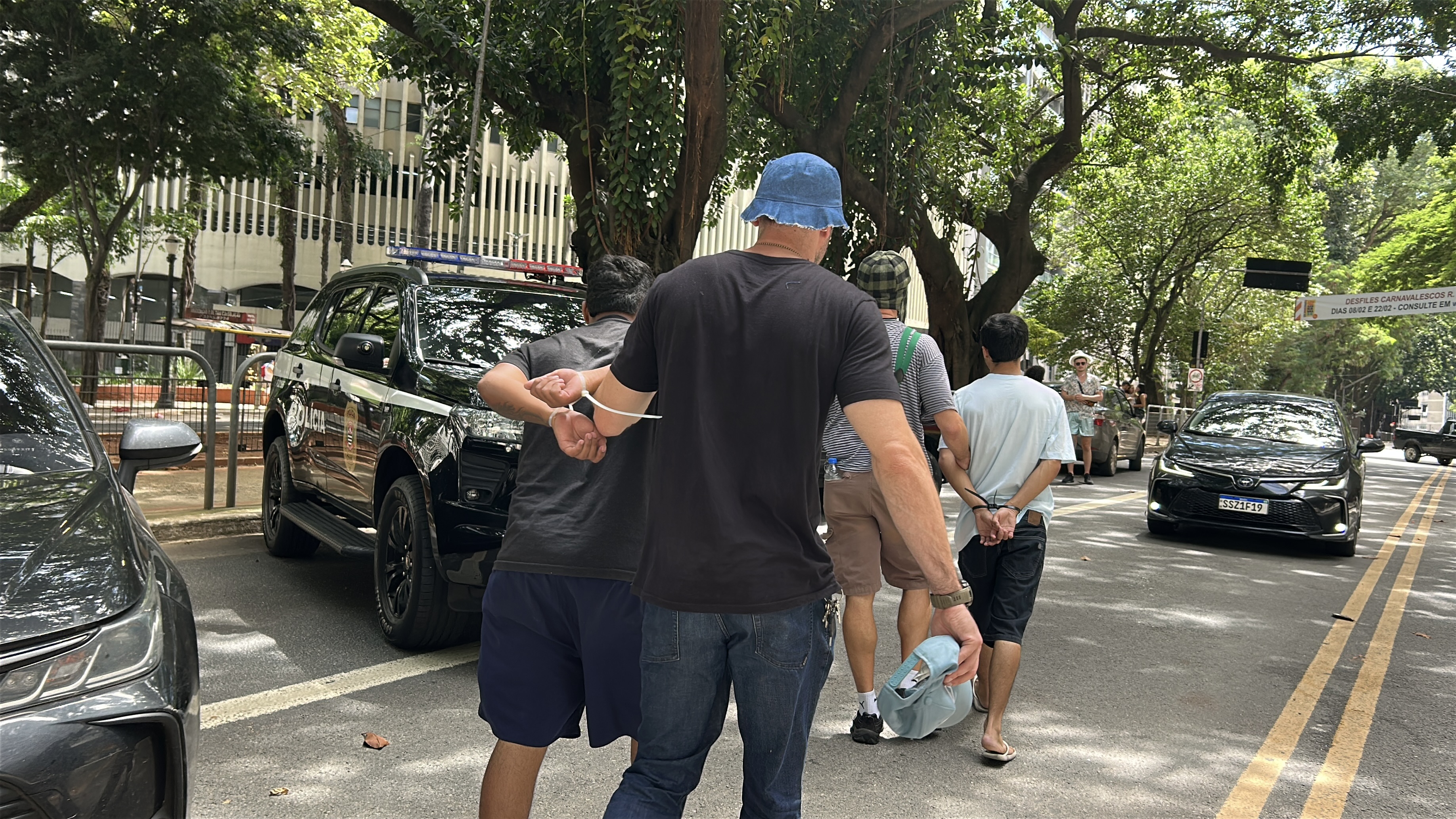 Policiais fantasiados de turma do Chaves prendem cinco suspeitos em blocos neste domingo (15)