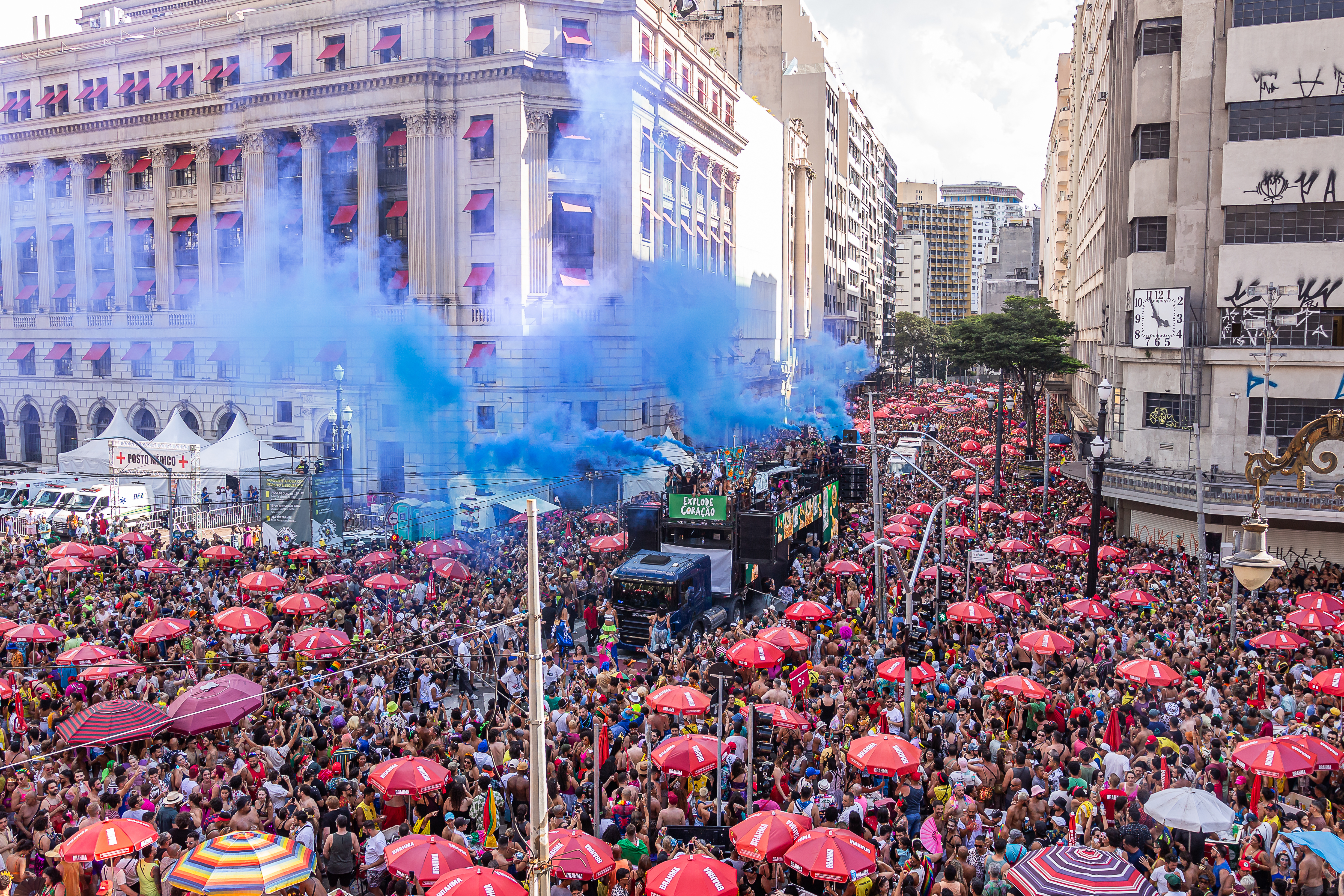 Explode Coração celebra 10 anos e desfila no centro histórico de São Paulo
