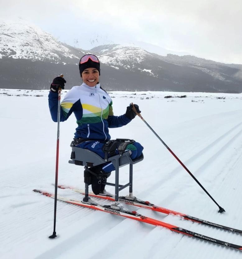 Conheça Aline Rocha, atleta do esqui cross-crountry pioneira nos Jogos Paralímpicos de Inverno