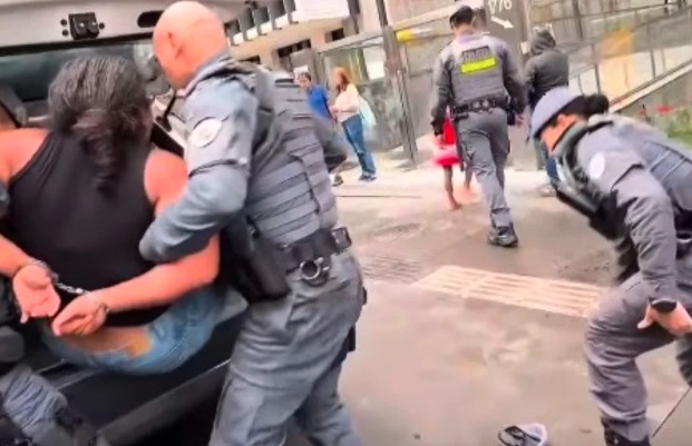 Vídeo mostra mulher sendo algemada pela PM após cobrar dívida trabalhista