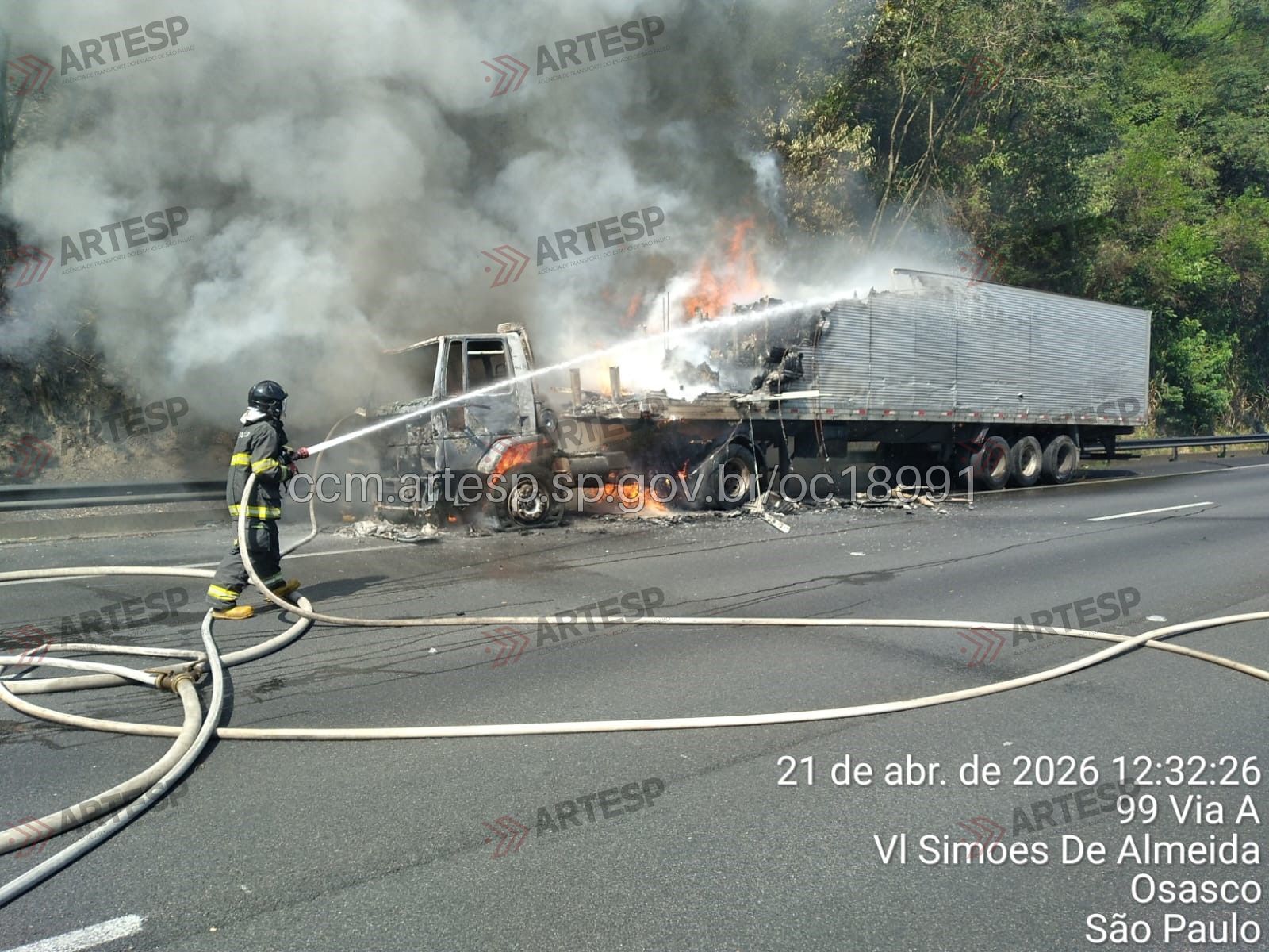Caminhão pega fogo e causa congestionamento na Anhanguera