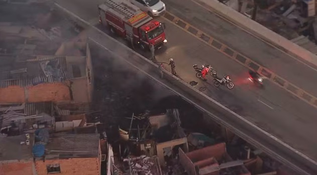 Incêndio em comunidade na Penha mobiliza 11 viaturas dos Bombeiros