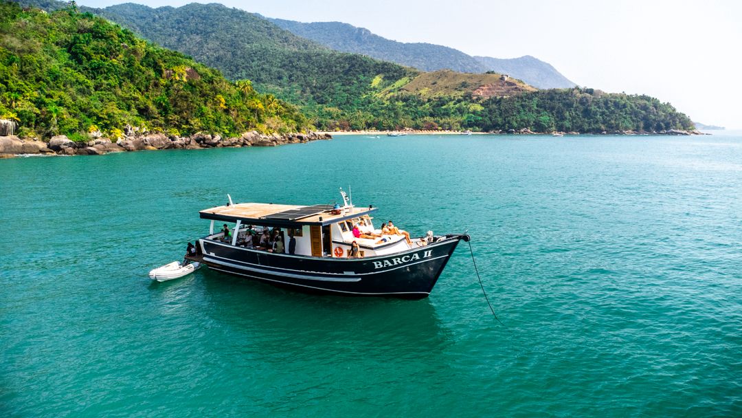 Barca no Mar e o luxo silencioso da temporada das baleias em Ilhabela