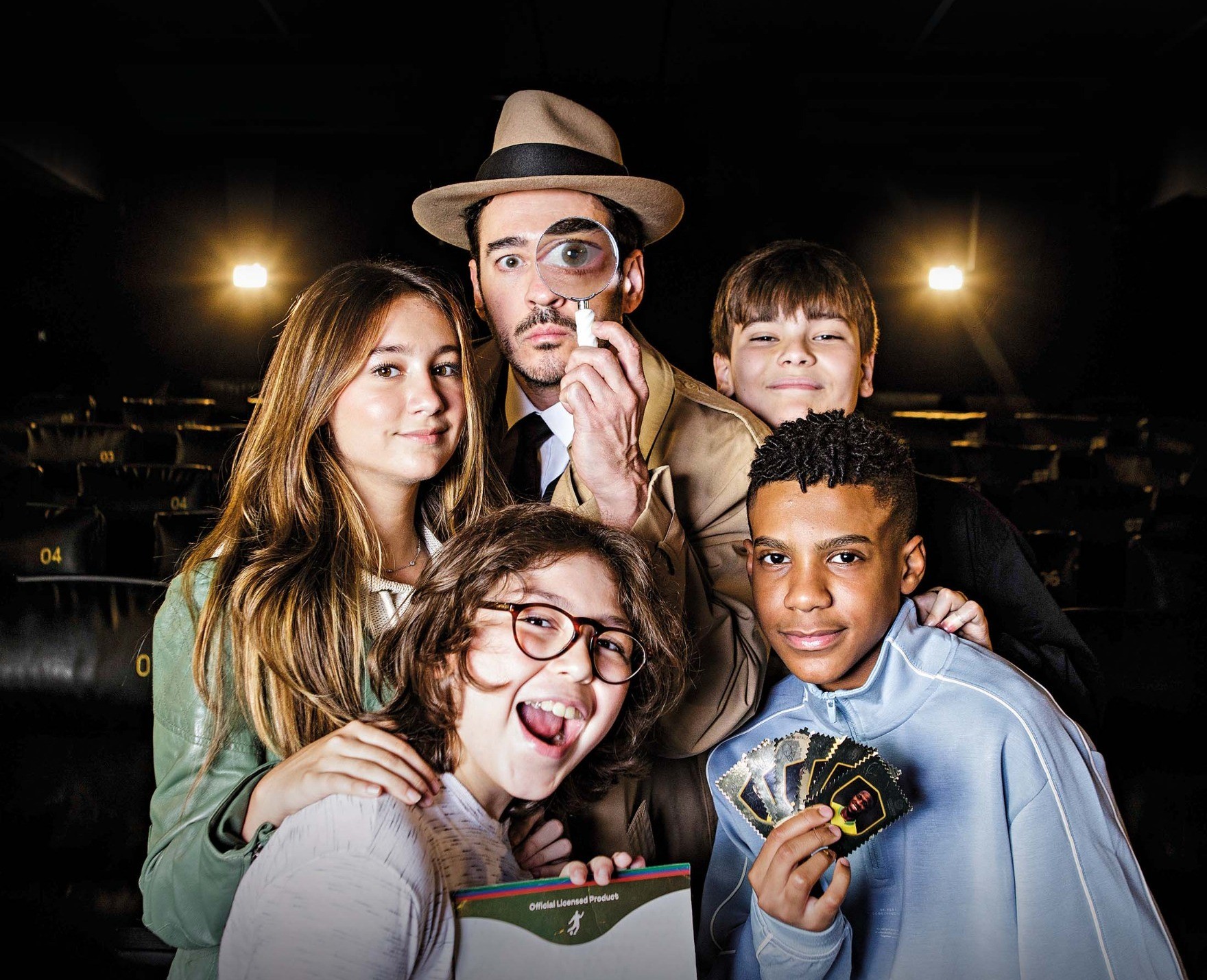 ‘O Gênio do Crime’ vira filme e une gerações com tradição dos álbuns de figurinha