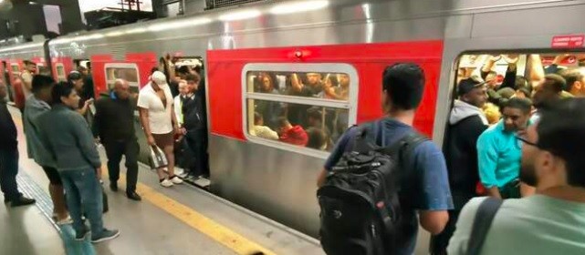Linha 12-Safira da CPTM tem falha de sinalização e plataformas cheias após fim de greve